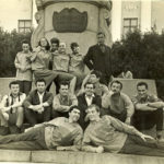 Артисты студии «Наш дом» у памятника Ломоносову. В верхнем ряду третий слева Николай Корндорф