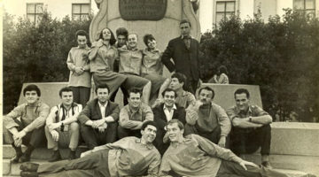 Артисты студии «Наш дом» у памятника Ломоносову. В верхнем ряду третий слева Николай Корндорф