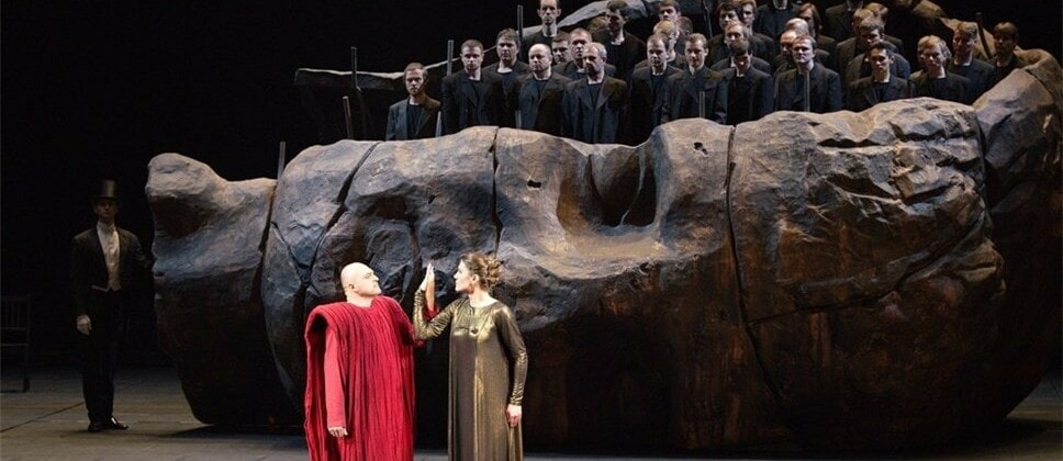 Сцена из оперы Стравинского "Царь Эдип"в постановке Римаса Туманиса. Фото - "Российская газета"
