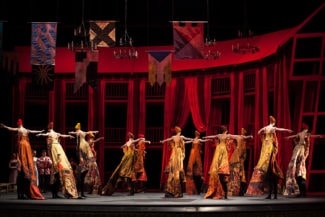 Танец со шлейфами – одна из жемчужин в постановке «Ромео и Джульетты». Фото - Елена Лехова / АНО Золотая Маска