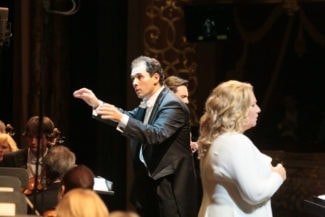 Туган Сохиев дирижирует концертным исполнением оперы "Орлеанская дева". Фото - Дамир Юсупов