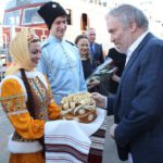 Цветы и традиционные хлеб-соль