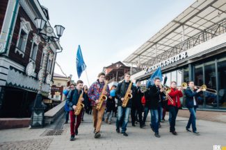 В Иркутске музыкальным шествием стартовал фестиваль "Джаз на Байкале"