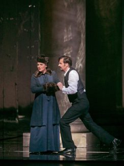 Анна Нетребко и Петер Маттеи в опере "Евгений Онегин". Фото - The Metropolitan opera