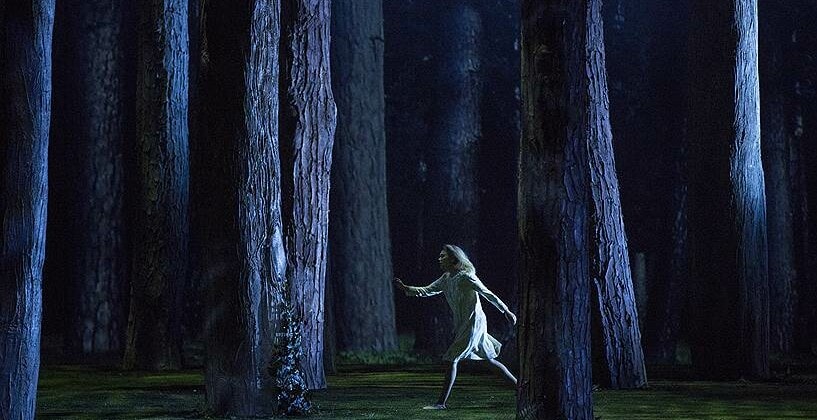 Сцена из оперы "Снегурочка" в постановке Дмитрия Чернякова. Фото - Sebastien Mathe / Opera national de Paris