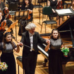 Настя и Даша Лукашенко вместе с главным дирижером Государственного академического симфонического оркестра Александром Анисимовым. Фото - Ольга Шукайло, tut.by