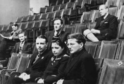 На репетиции Седьмой симфонии Д. Шостаковича, Куйбышев, 1942 год. В первом ряду Д. Д. Шостакович, В. Г. Дулова, Л. Н. Оборин. В третьем ряду О. Рейзен, в четвертом И. С. Козловский