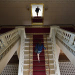 Спеша на репетицию, артистка взбегает по зрительской лестнице. В жизни так не бывает - зато это красиво. Фото - kinopoisk.ru