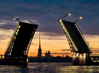 Дворцовый мост в Санкт-Петербурге Дворцовый мост в Санкт-Петербурге