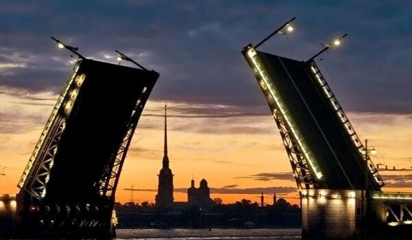 Дворцовый мост будут разводить под классическую музыку. Фото - Visit Petersburg.
