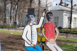 В дни фестиваля лицо Дягилева украшает пермские лужайки. Фото - Марина Дмитриева