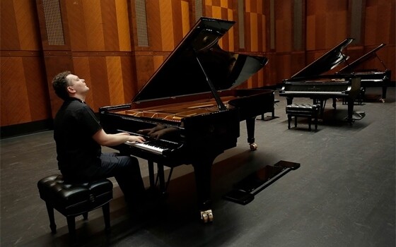 Юрий Фаворин выбирает рояль для предварительных туров. Форт-Уорт, 22 мая 2017 года. Фото - Ralph Lauer, Van Cliburn International Piano Competition