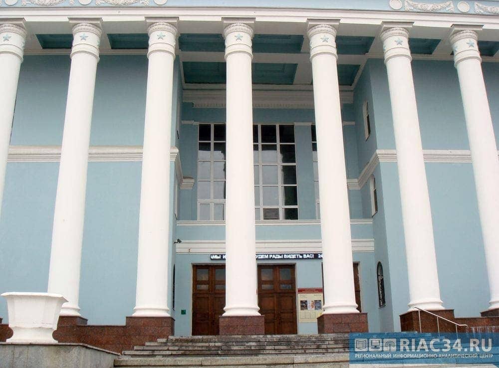 Царицынская опера волгоград декабрь. Царицынская опера Волгоград площадь.