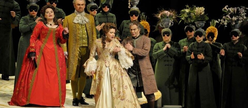 Эстетика костюмного спектакля как нельзя лучше подошла Анне Нетребко и образу ее героини. Фото - Мариинский театр