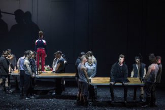 Благородных персонажей оперы угрюмые пролетарии весь спектакль держат на руках. Фото - Анна Молянова