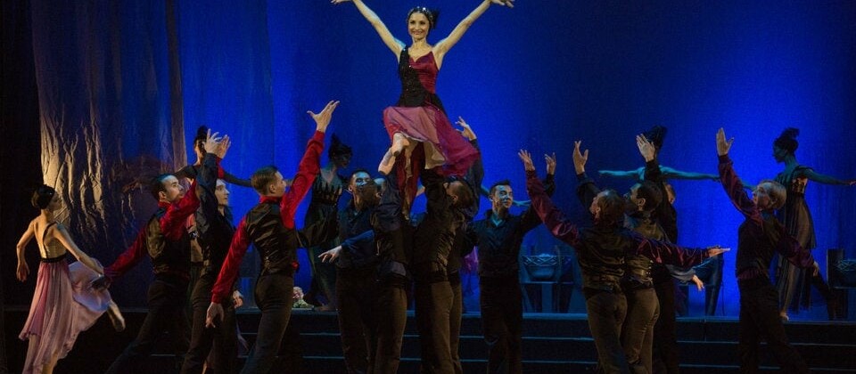 В Челябинске станцевали условный Париж. Фото - Андрей Голубев