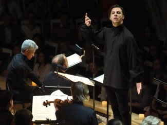 Теодор Курентзис, оркестр и хор musicAeterna на сцене КЗЧ. Фото - Анатолий Жданов / Коммерсантъ