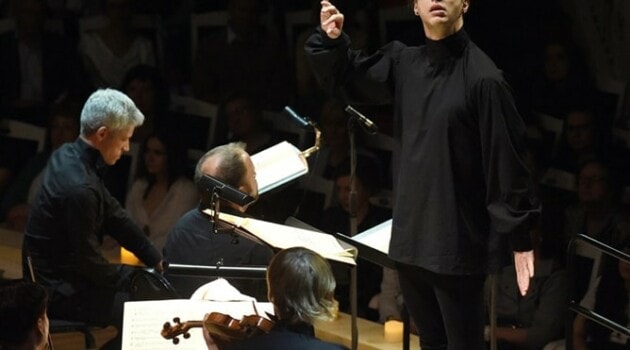 Теодор Курентзис, оркестр и хор musicAeterna на сцене КЗЧ. Фото - Анатолий Жданов / Коммерсантъ