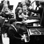 Вадим Холоденко и оркестр Карельской филармонии. Фото - Леонид Николаев