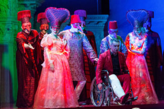 Неаполитанский маскарад – ключевая сцена оперы. Фото - Владимир Майоров