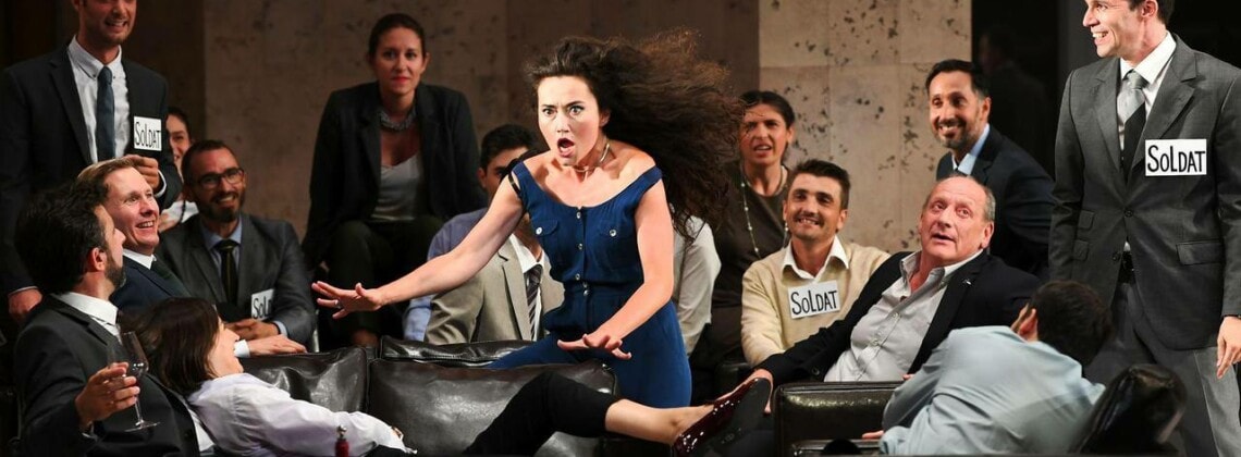 Сцена из оперы Бизе "Кармен" в посановке Дмитрия Чернякова