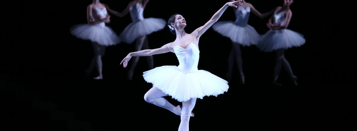 В балете «Сюита в белом» Оксана Кардаш создала строгий и безупречный рисунок. Фото - Светлана Аввакум