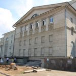 Вязы спилены на участке между оперным театром и областной научной универсальной библиотекой