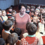 Наталия Ильинична Сац с юными зрителями после спектакля, 1980 год. Фото - Александр Сенцов/ТАСС