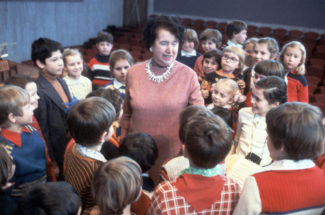 Наталия Ильинична Сац с юными зрителями после спектакля, 1980 год. Фото - Александр Сенцов/ТАСС