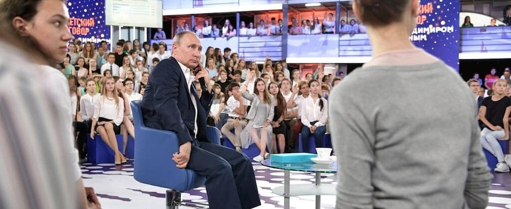 Президент РФ Владимир Путин отвечает на вопросы во время "Недетского разговора с Владимиром Путиным"