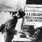 В блокадном Ленинграде солдат покупает билет на исполнение 7-й симфонии Шостаковича
