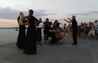 Артисты фестиваля "Опера в Херсонесе" провели открытую репетицию на набережной Севастополя. Фото - Андрей Мединский/ТАСС