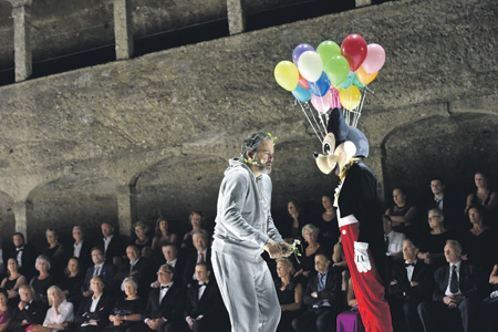 В почерке режиссера виден опыт его работы в кино. Фото - Salzburger Festspiele/Thomas Aurin В почерке режиссера виден опыт его работы в кино. Фото - Salzburger Festspiele/Thomas Aurin