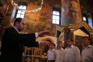 С 2005 года художественным руководителем хора Сретенского монастыря является Никон Жила. Фото - Юлия Майорова 