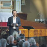 Пианист и идеолог фестиваля Лейф Уве Андснес приветствует гостей форума. Фото - Liv Ovland