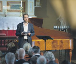 Пианист и идеолог фестиваля Лейф Уве Андснес приветствует гостей форума. Фото - Liv Ovland