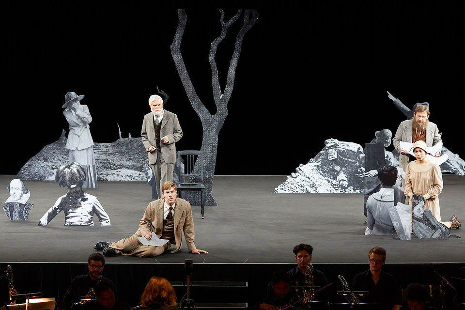 Герои оперы «На маяк» состоят как из плоти, так и из бумаги. Фото - Bregenzer Festspiele / Anja Köhler Герои оперы «На маяк» состоят как из плоти, так и из бумаги. Фото - Bregenzer Festspiele / Anja Köhler