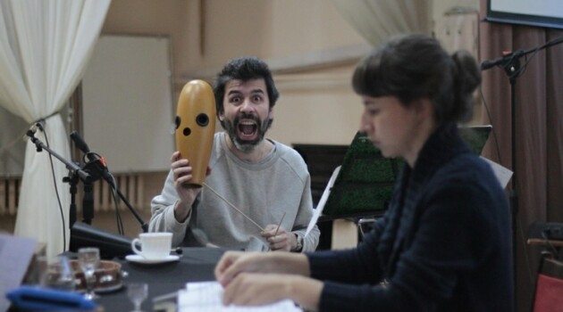 Флейтист МАСМа Иван Бушуев на репетиции пьесы Джона Кейджа «Музыка для гостиной». Фото - Саша Елина / Международная академия молодых композиторов