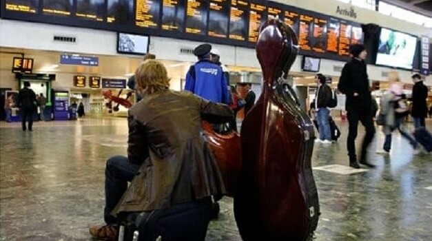 Виолончелист в аэропорту. Фото - Luis Jimenez