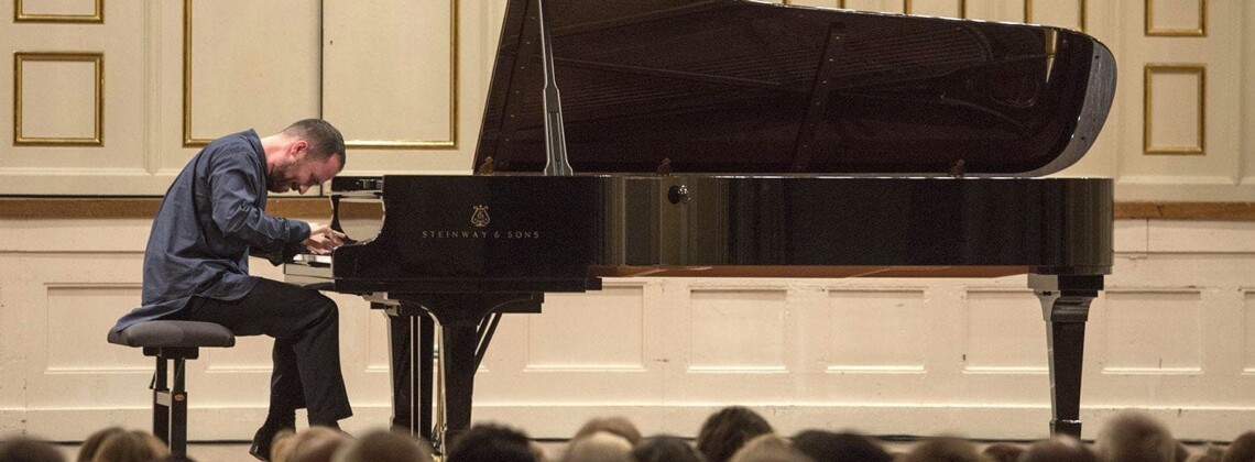 В этом году на фестивале успешно дебютировал пианист Игорь Левит, уроженец Нижнего Новгорода. Фото - Salzburger Festspiele / Marco Borrelli
