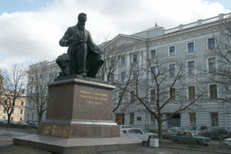 Памятник Римскому-Корсакову около Санкт-Петербургской консерватории