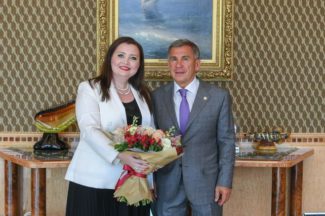 Рустам Минниханов поблагодарил певицу Альбину Шагимуратову за вклад в повышение престижа Татарстана