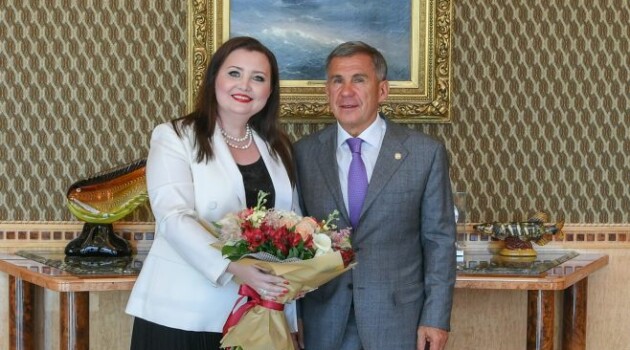 Рустам Минниханов поблагодарил певицу Альбину Шагимуратову за вклад в повышение престижа Татарстана