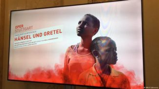 Афиша, рекламирующая премьеру оперы "Гензель и Гретель" в Штутгарте. Дата премьеры - 22 октября 2017 года