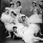 Сцена из балета П. И. Чайковского "Лебединое озеро" в постановке Мариинского театра, 1895 г. Фото - РИА Новости