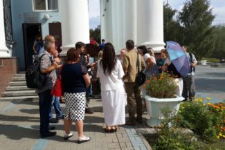 Артистов Волгоградской областной филармонии не пустили на работу. Фото - Мария Часовитина