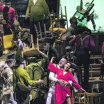 Сценография спектакля очень зыбкая, неустойчивая – как отражение времени. Фото - Ruth Walz/Salzburger Festspiele