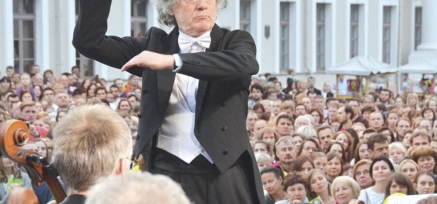 Концерты под открытым небом маэстро Анисимову очень интересны, ведь они дают понять публике, что классика демократична. На фестивале «Классика у Ратуши»-2017. Фото - Юрий Мозолевский