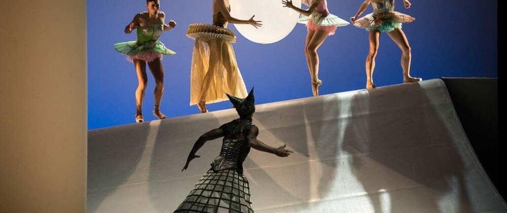 Спектакль Жан-Кристофа Майо La Belle: "Спящая красавица", пропущенная сквозь фильтр голливудских фильмов. Фото - Dance-inversion.ru / Alice Blangero / Liisa Hamalainen / Alexis Oliveira