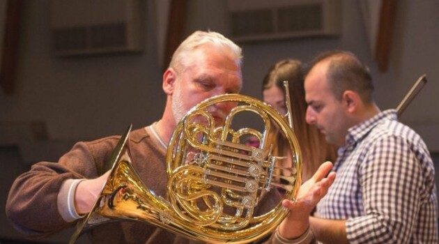 Заслуженный работник культуры России Анатолий Мохонько передал филармонии в дар валторну